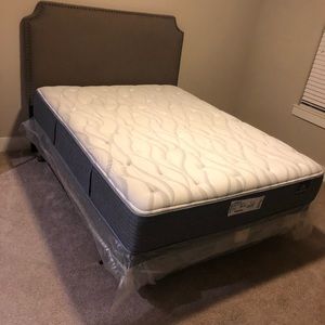 Brand new Serta queen mattress